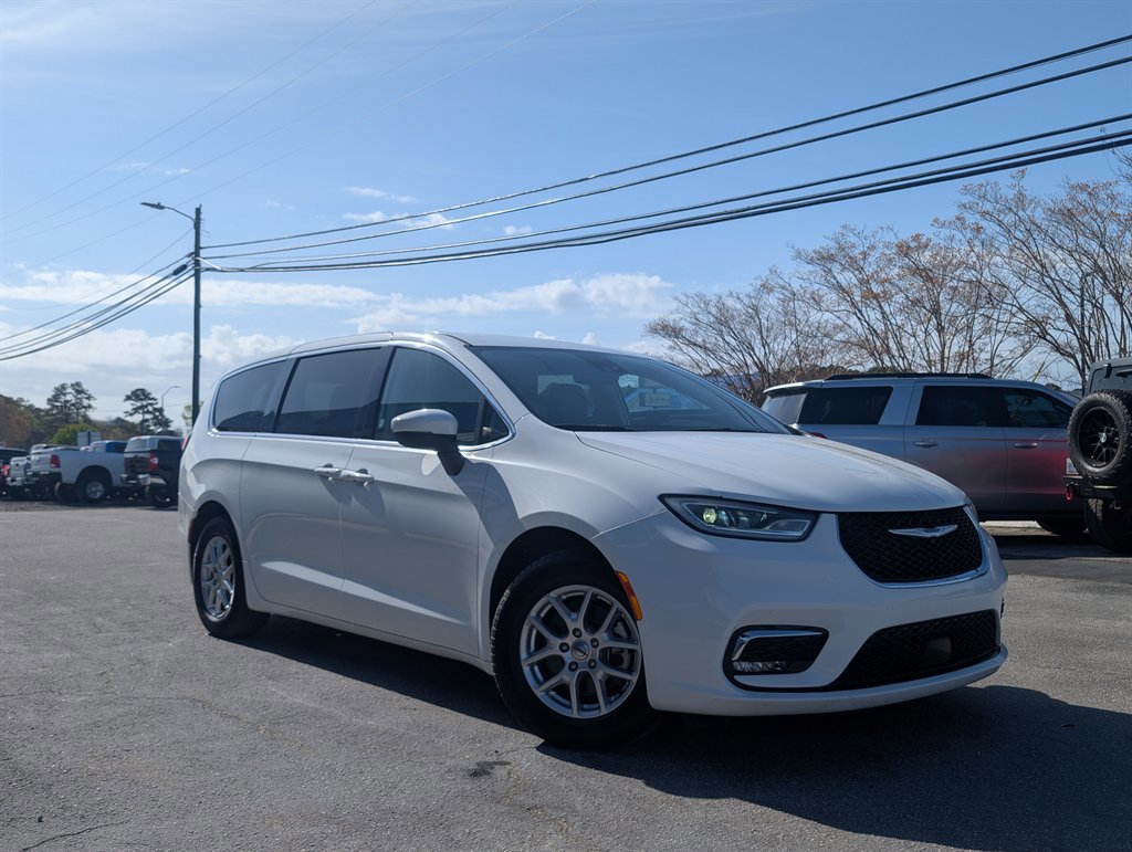 Used 2023 Chrysler Pacifica Touring-L image 3