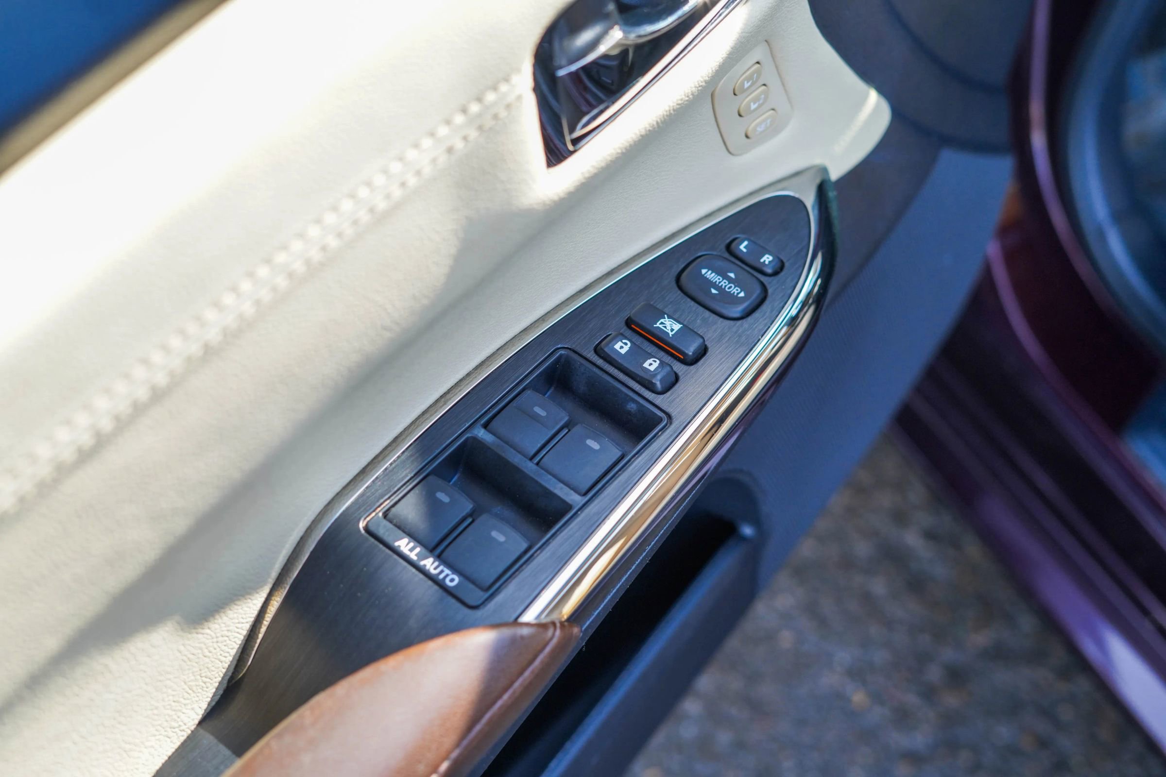 Used 2013 Toyota Avalon XLE Touring image 10