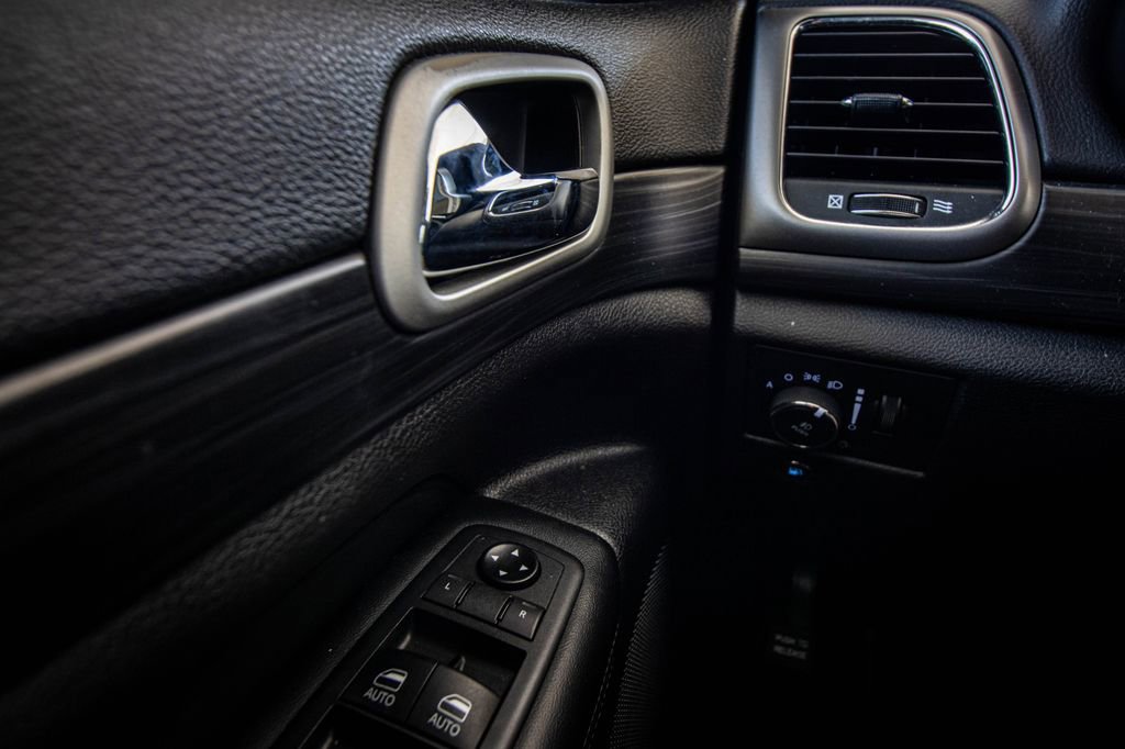 Used 2020 Jeep Grand Cherokee Laredo w/ Security & Convenience Group image 32