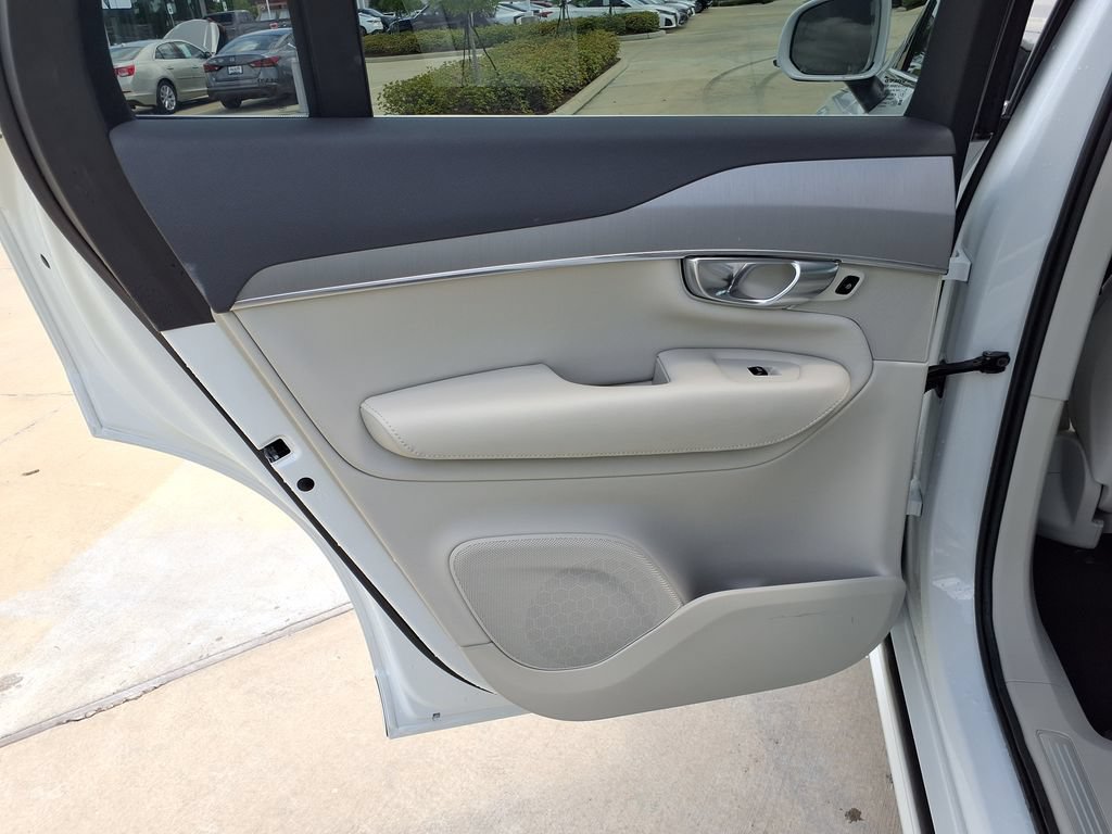 Used 2025 Volvo XC90 B5 Core AWD/4WD image 18