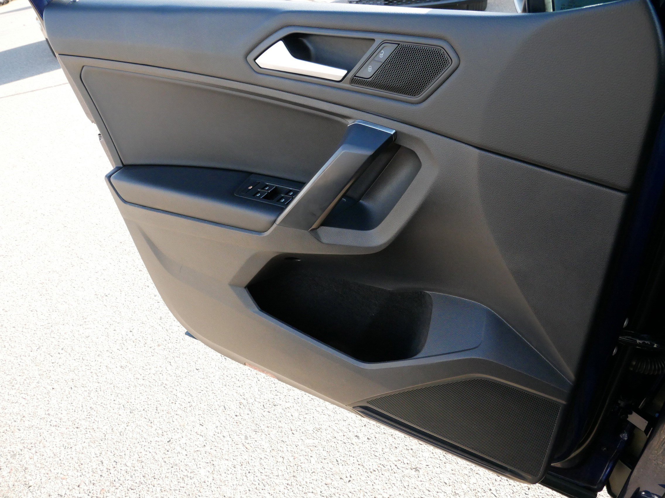 Used 2021 Volkswagen Tiguan SE image 27