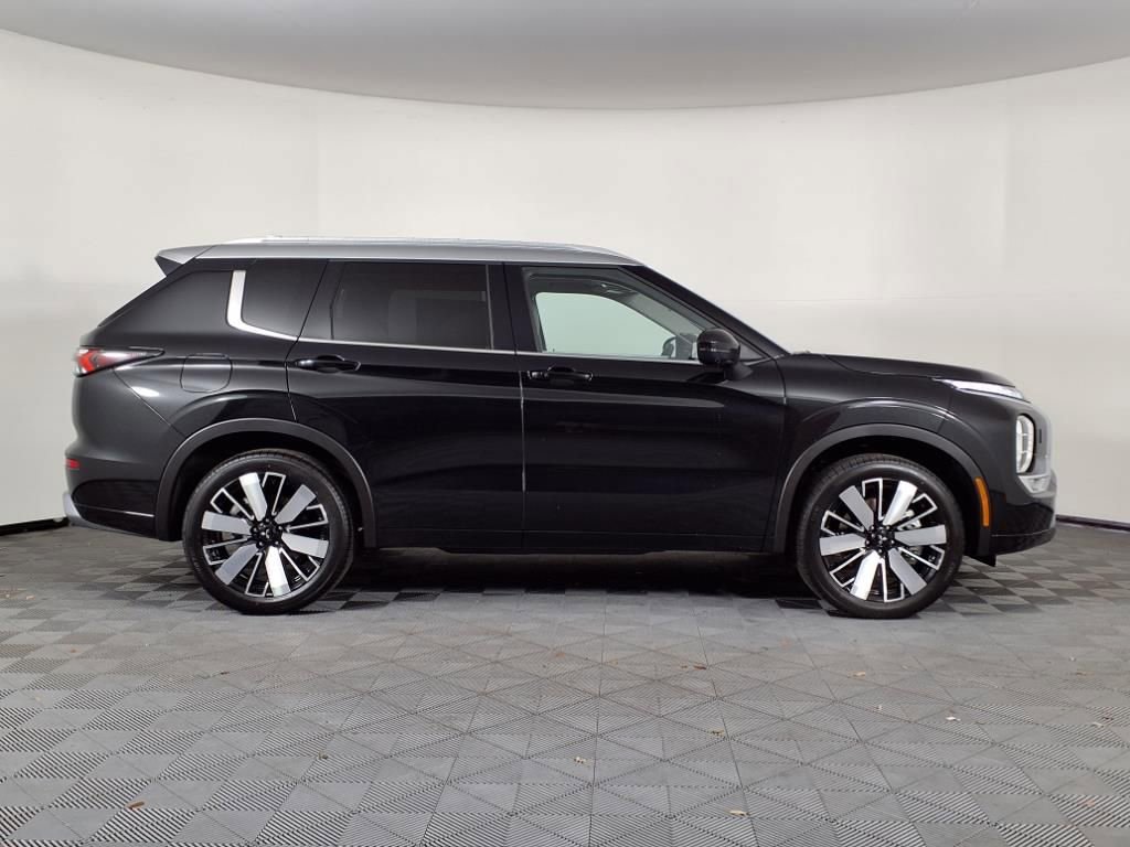 Used 2025 Mitsubishi Outlander AWD image 27