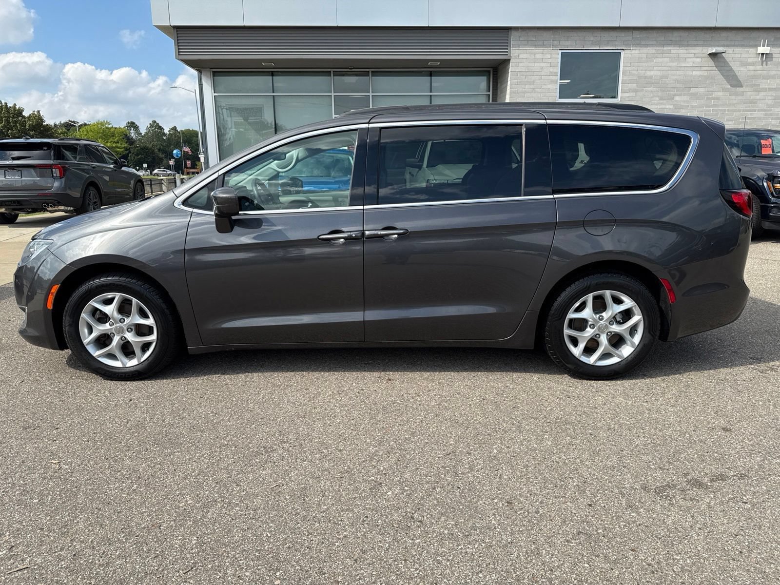 Used 2018 Chrysler Pacifica Touring Plus w/ Tire & Wheel Group FWD image 10