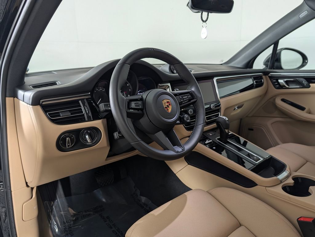 Certified 2025 Porsche Macan S image 4