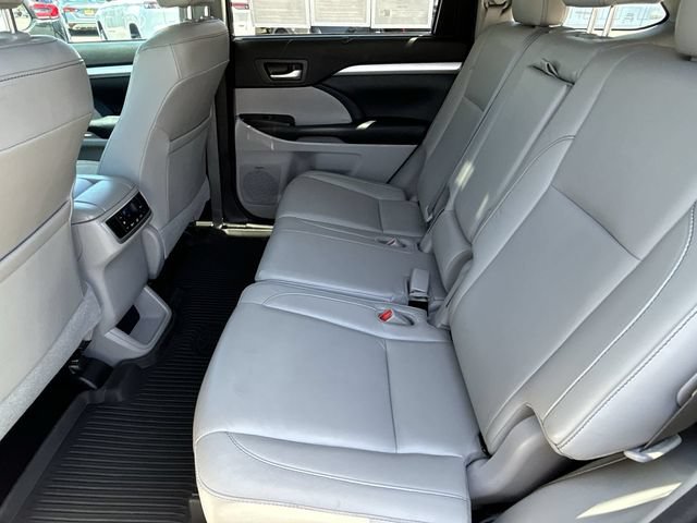 Used 2018 Toyota Highlander XLE w/ Carpet Mat Package (TMS) FWD image 16