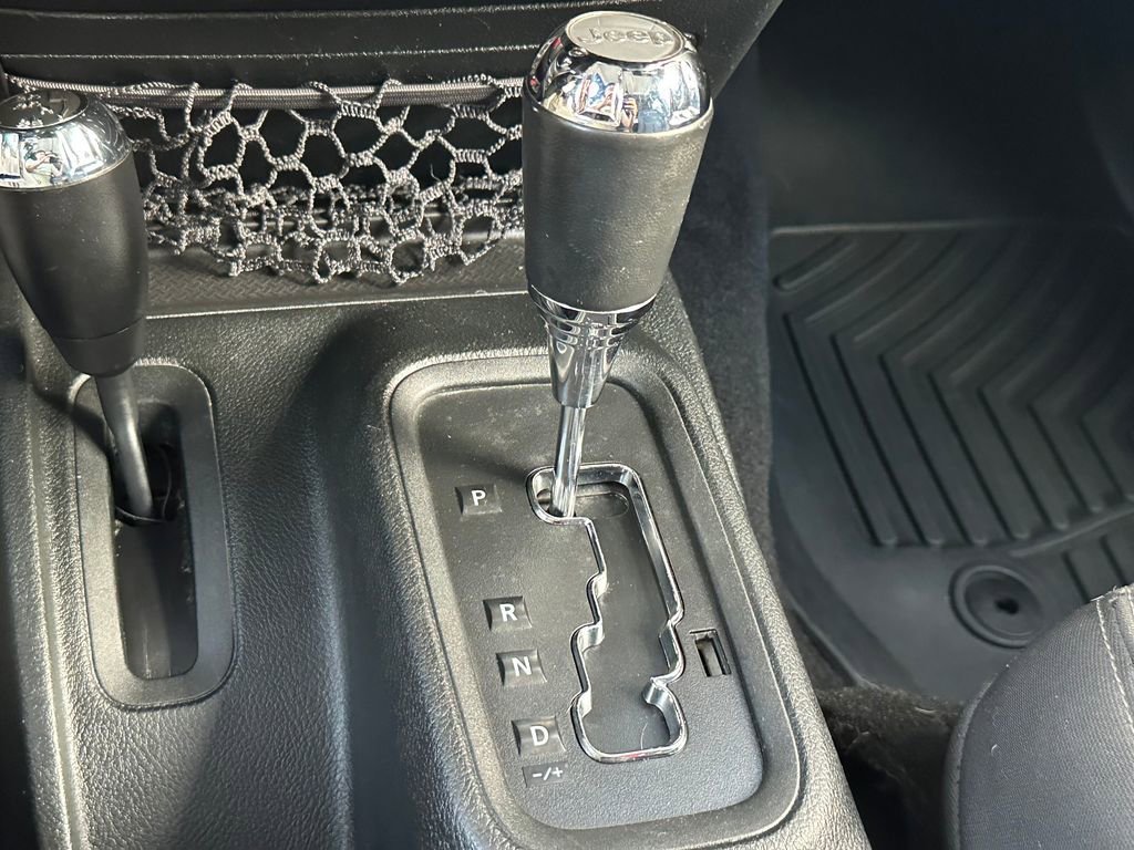 Used 2018 Jeep Wrangler Unlimited Sahara w/ Connectivity Group image 27