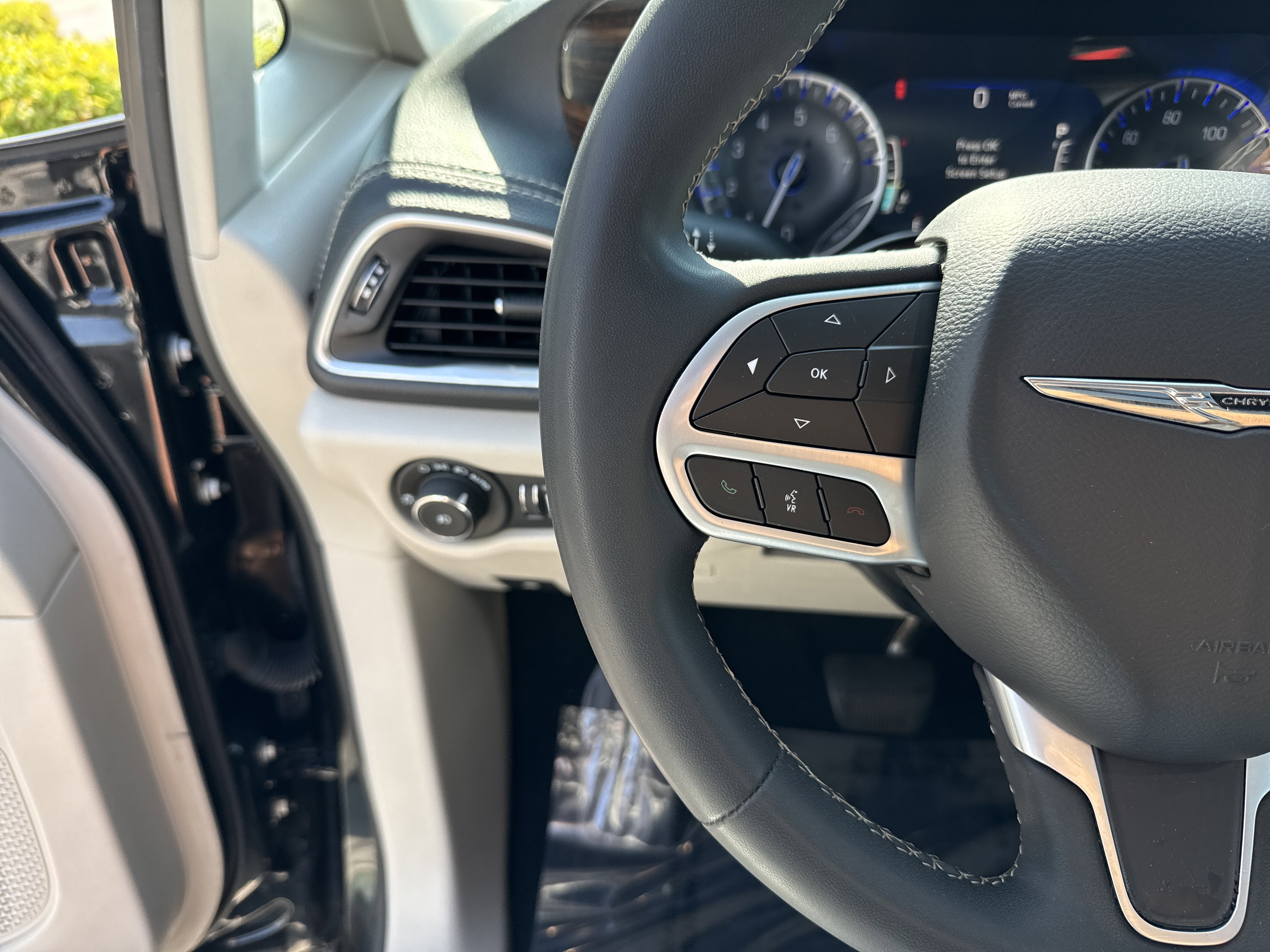 Used 2023 Chrysler Pacifica Limited FWD image 19