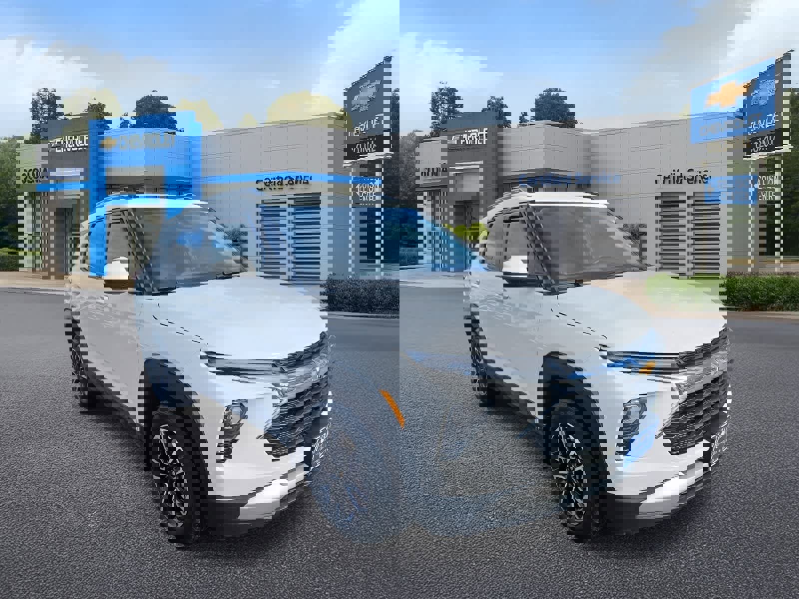 Used 2025 Chevrolet TrailBlazer LT w/ LT Cold Weather Package image 2