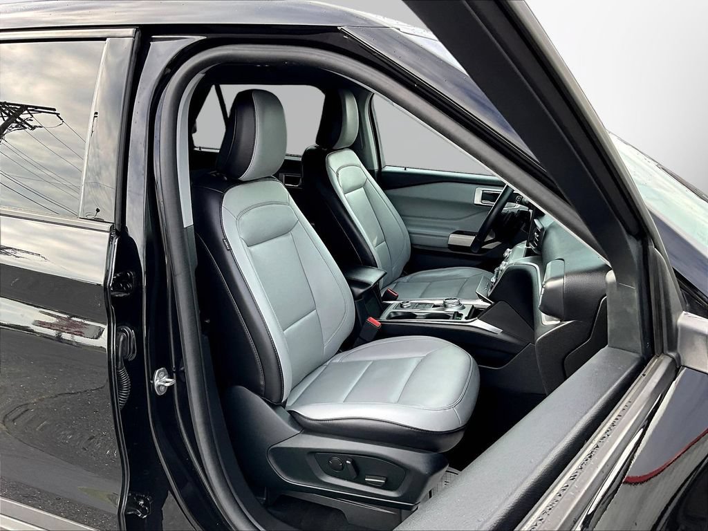 Used 2021 Ford Explorer XLT w/ Equipment Group 202A AWD/4WD image 33