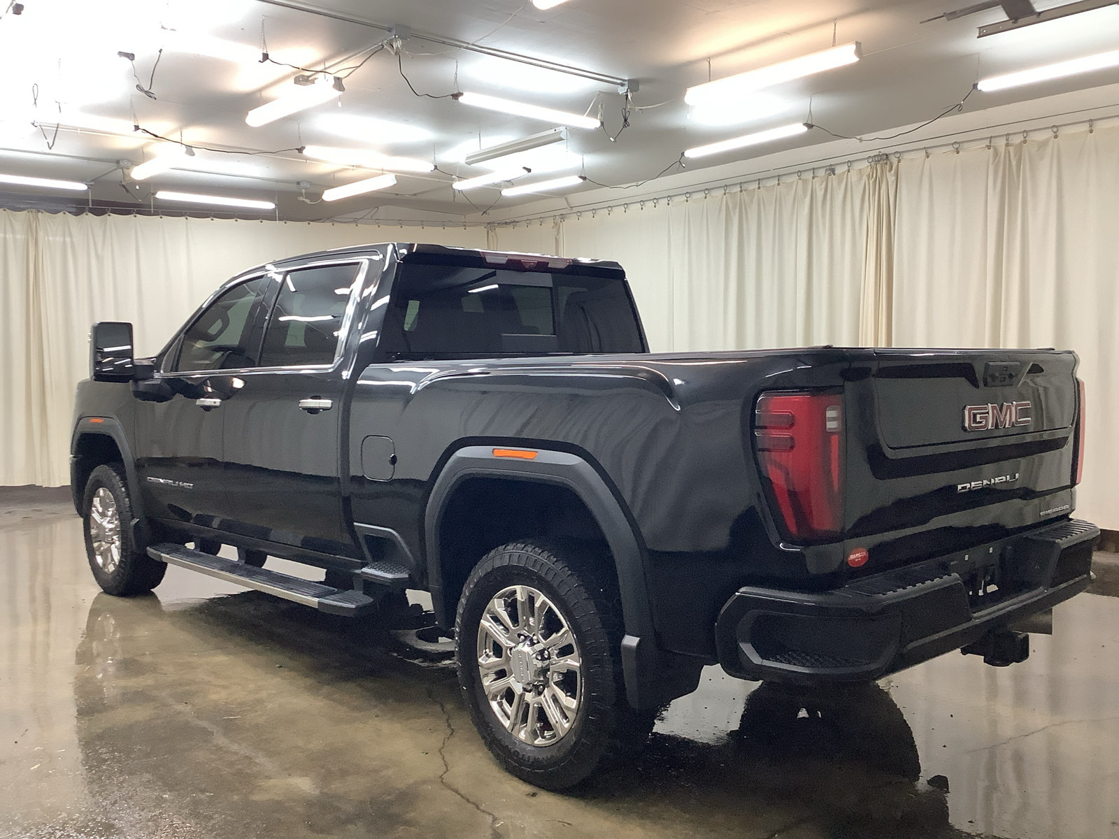 Used 2024 GMC Sierra 2500 Denali w/ Denali Reserve Package AWD/4WD image 8