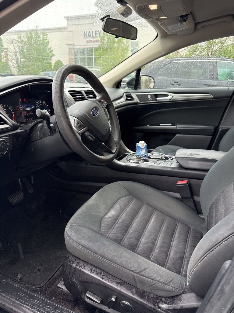 Used 2017 Ford Fusion SE FWD image 5