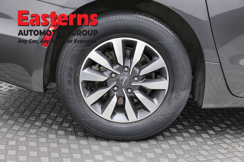 Used 2022 Chrysler Pacifica Touring-L w/ Uconnect Theater Family Group FWD image 8