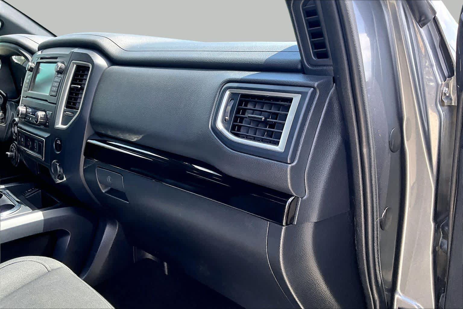 Used 2019 Nissan Titan SV w/ SV Convenience Package AWD/4WD image 18