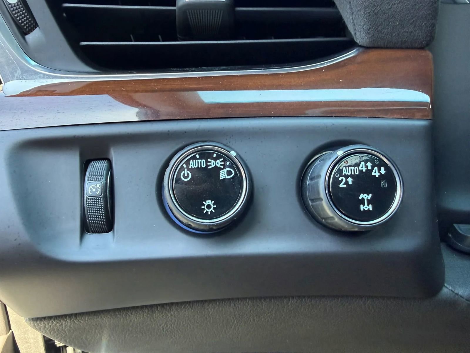 Used 2018 Cadillac Escalade Luxury AWD/4WD image 16