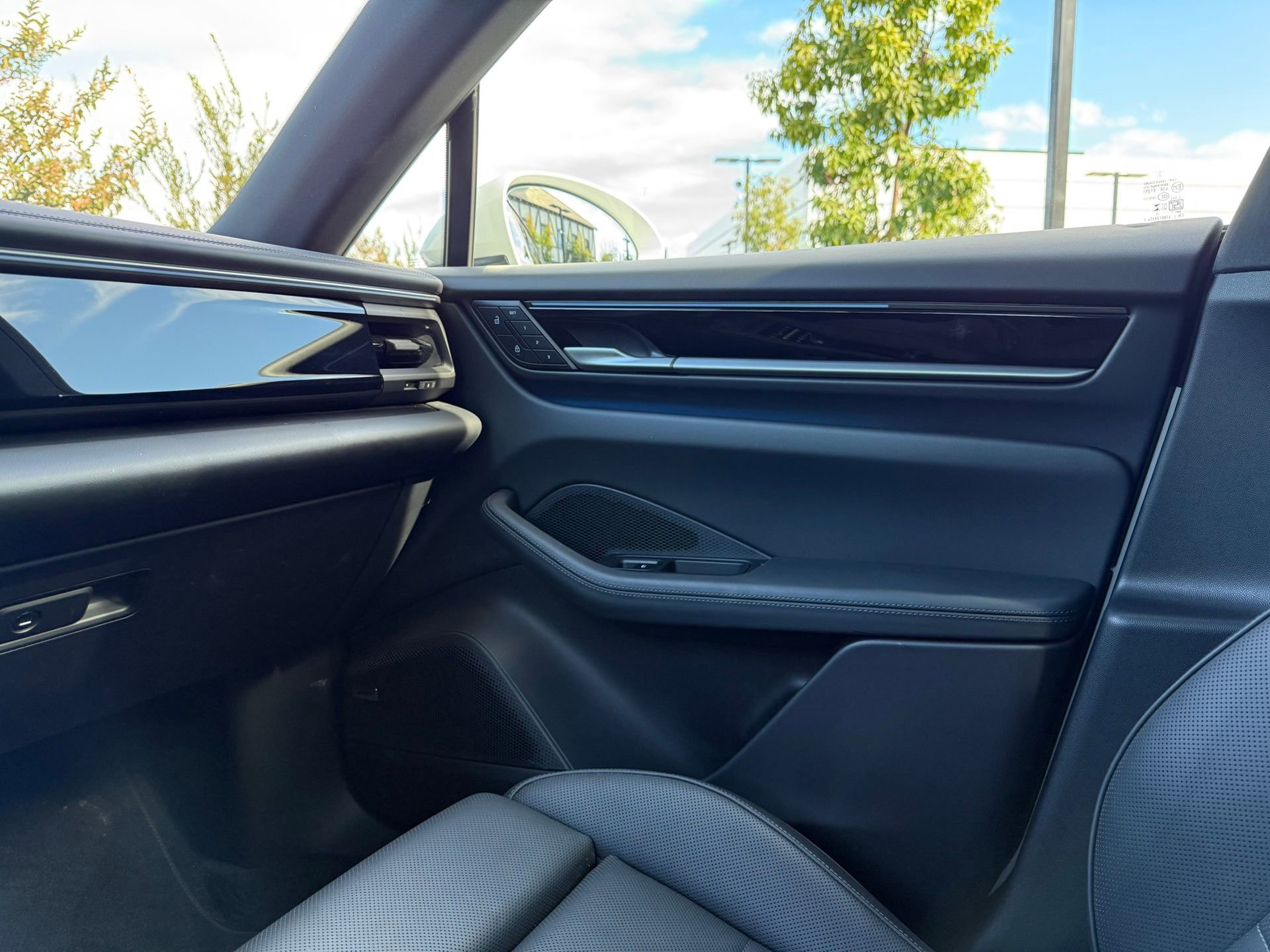 Used 2025 Porsche Macan 4 Electric image 22