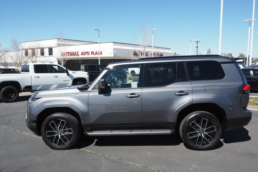 Used 2024 Lexus GX 550 w/ Accessory Package (2T) image 3