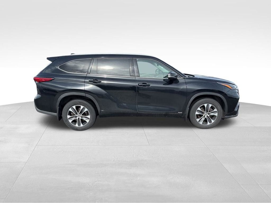 Used 2022 Toyota Highlander XLE image 6