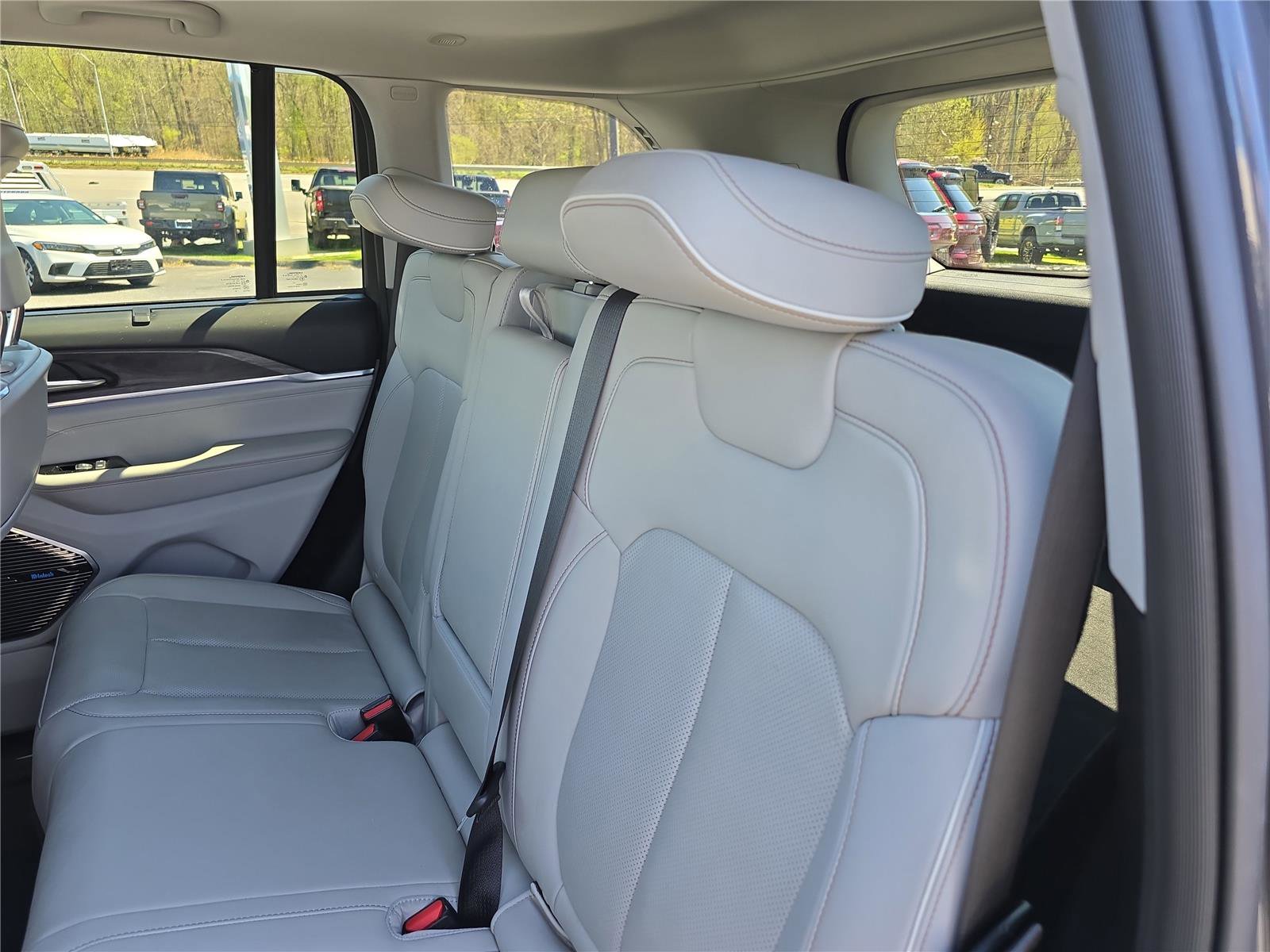 Used 2022 Jeep Grand Cherokee Overland w/ Luxury Tech Group IV image 15