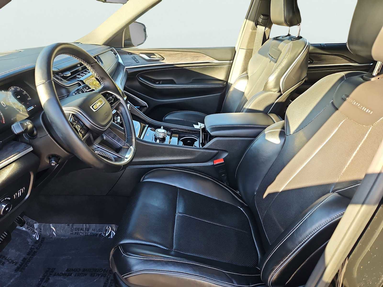 Used 2022 Jeep Grand Cherokee Overland w/ Luxury Tech Group IV image 36