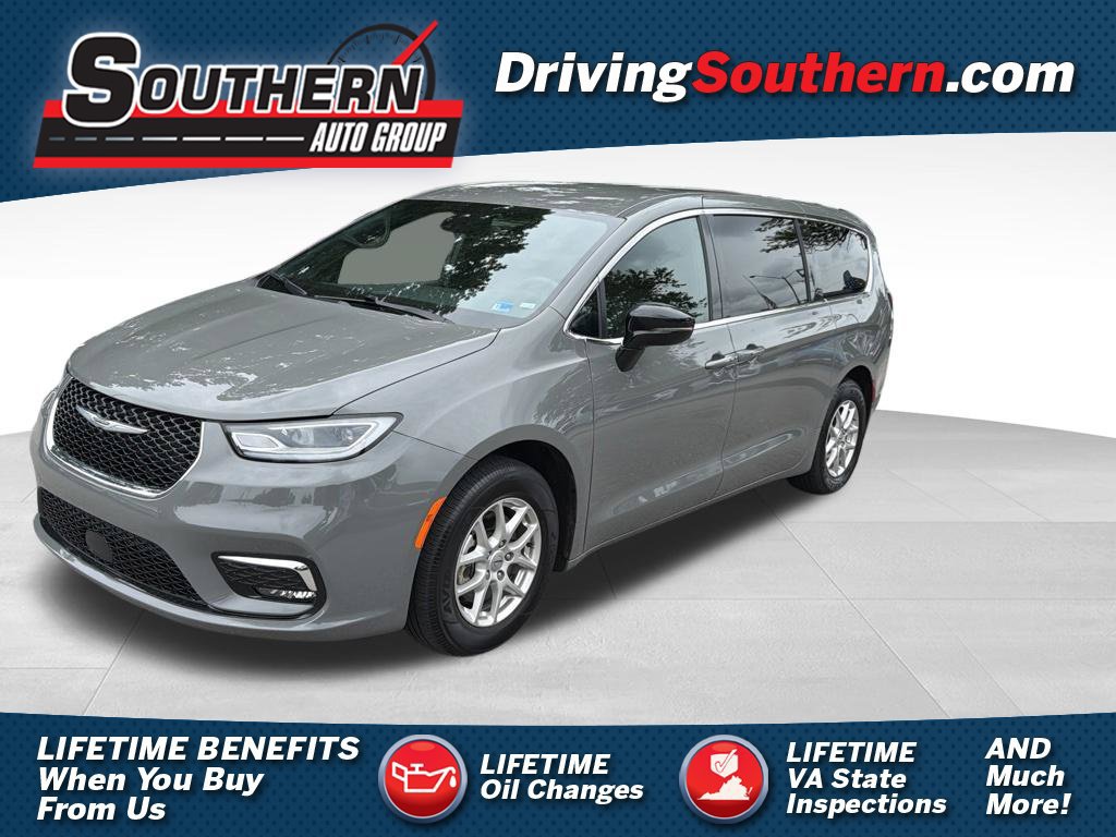 Used 2025 Chrysler Pacifica Select