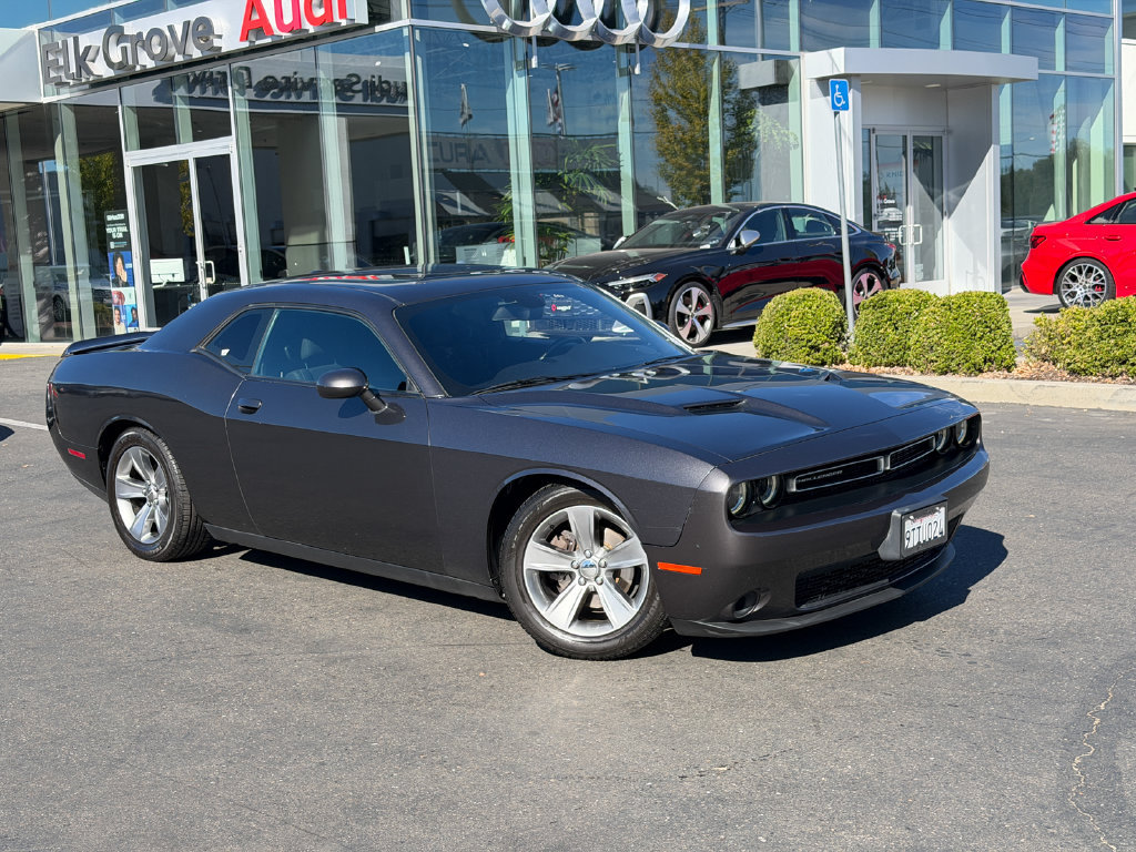 Used 2019 Dodge Challenger SXT RWD image 2