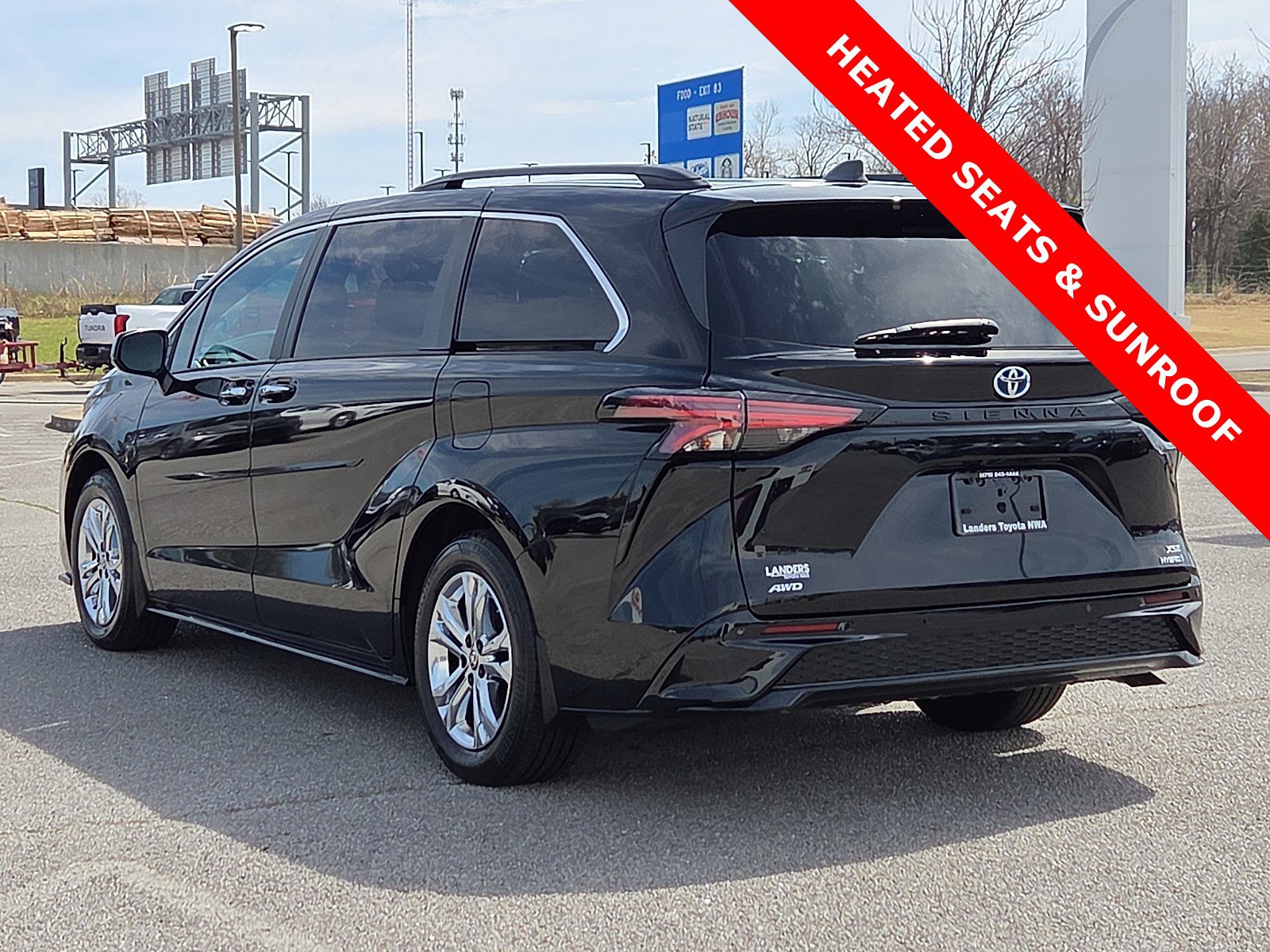 Used 2023 Toyota Sienna XSE w/ XSE Plus Package image 4