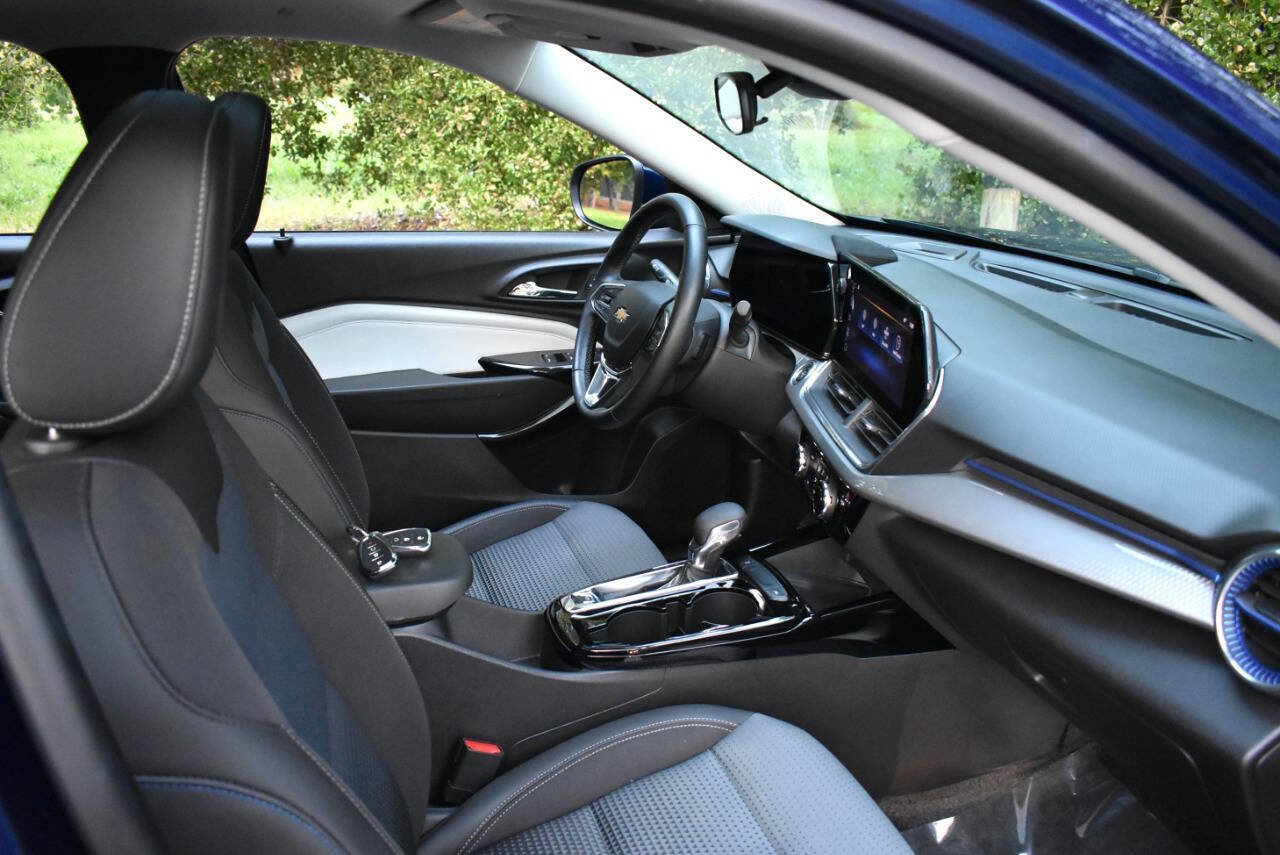 Used 2024 Chevrolet Trax LT w/ Sunroof Package FWD image 22