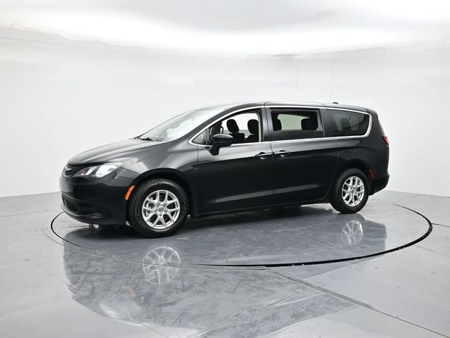 Used 2022 Chrysler Voyager LX image 5