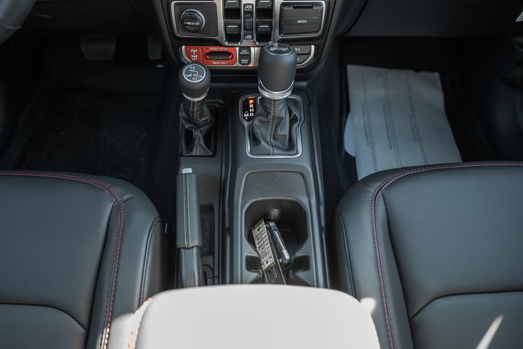 New 2025 Jeep Wrangler Unlimited Rubicon w/ Convenience Group AWD/4WD image 30