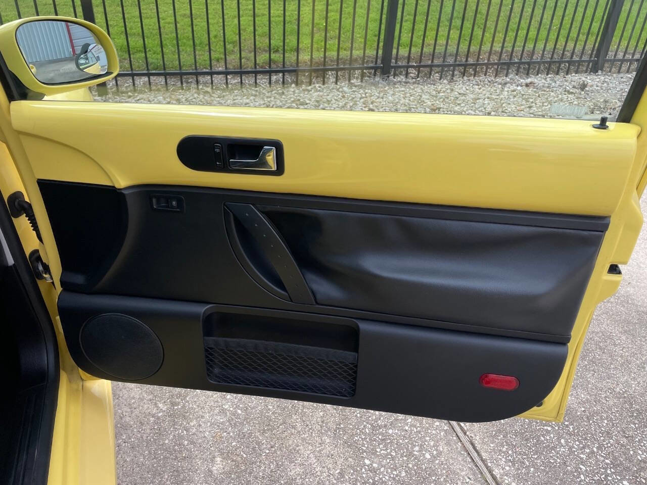 Used 2009 Volkswagen Beetle Coupe FWD image 18