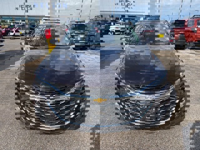 Used 2021 Chevrolet Malibu LT image 2