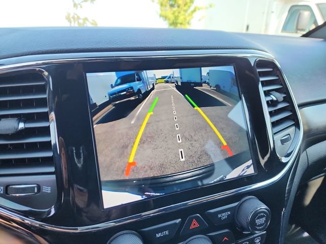 Used 2021 Jeep Grand Cherokee Laredo AWD/4WD image 44
