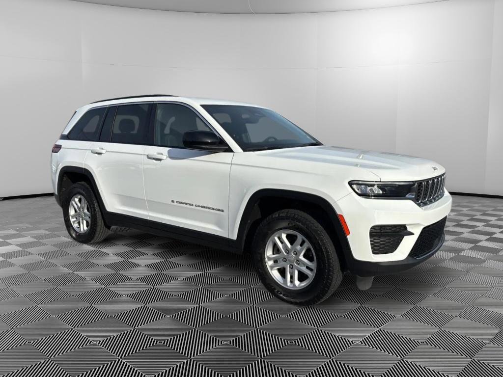 Used 2024 Jeep Grand Cherokee Laredo image 2