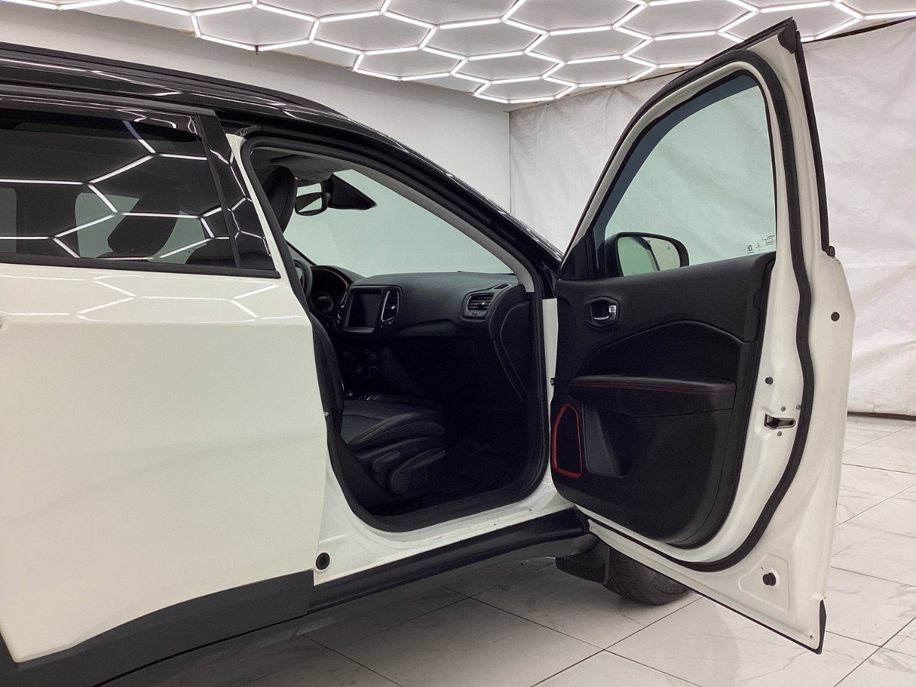 Used 2017 Jeep Compass Trailhawk w/ Leather Interior Group AWD/4WD image 17