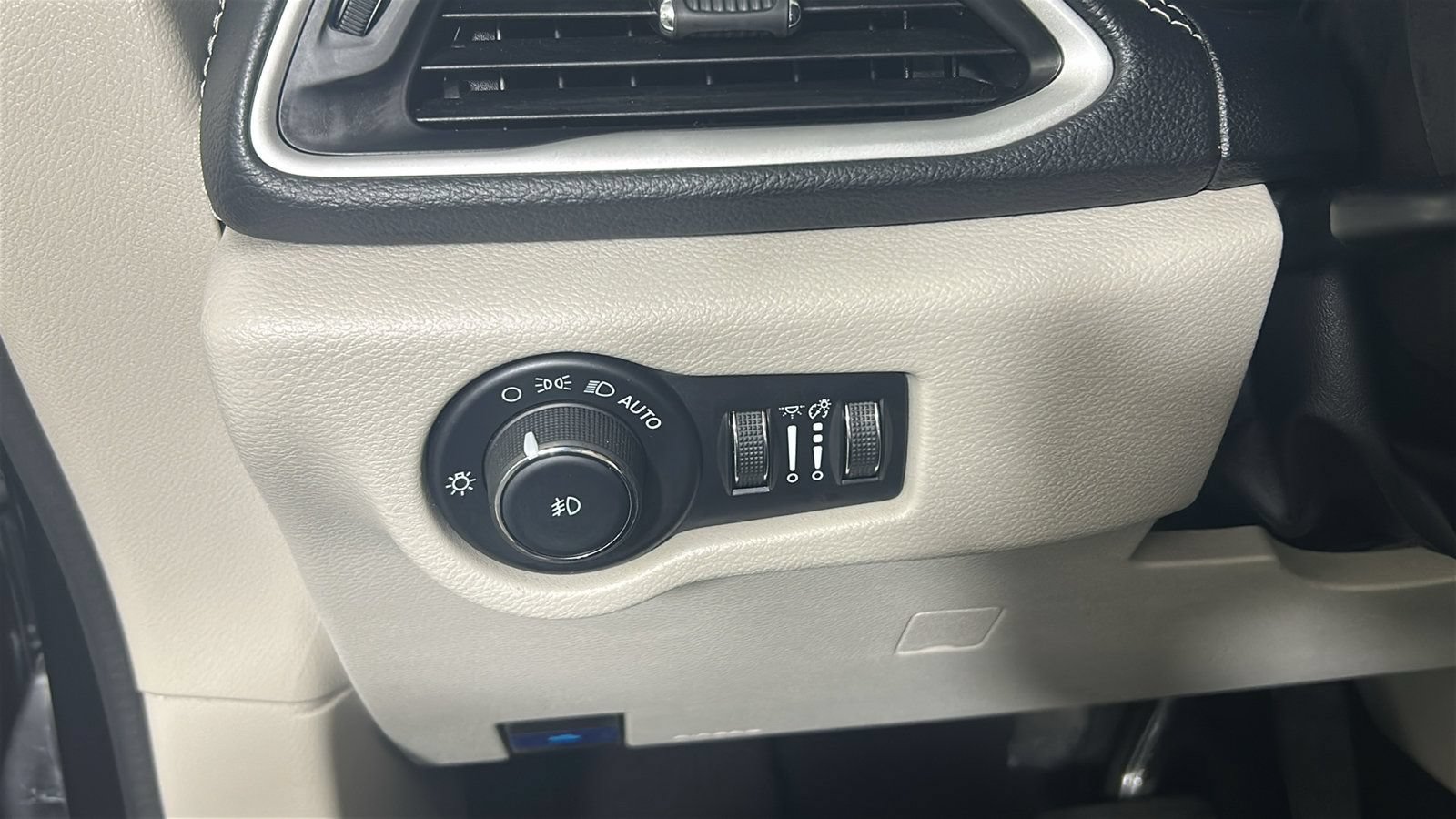 Used 2024 Chrysler Pacifica Limited FWD image 23