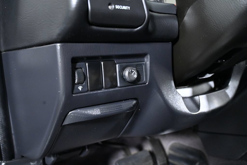 Used 2004 Nissan Pathfinder SE w/ (SRF) SE Sunroof Pkg AWD/4WD image 17