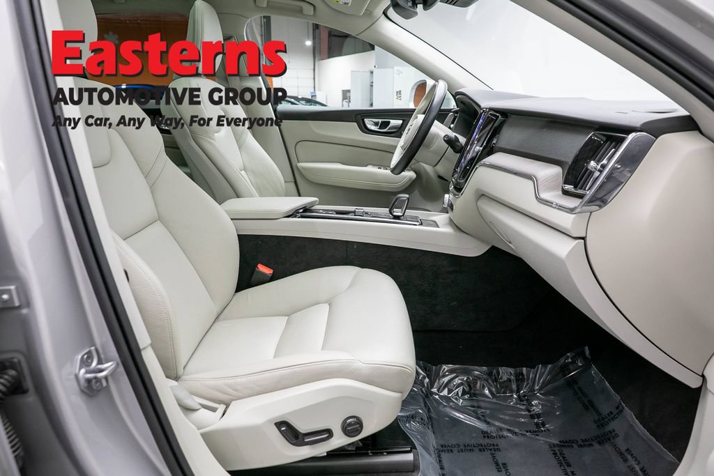 Used 2022 Volvo XC60 B5 Momentum AWD/4WD image 25