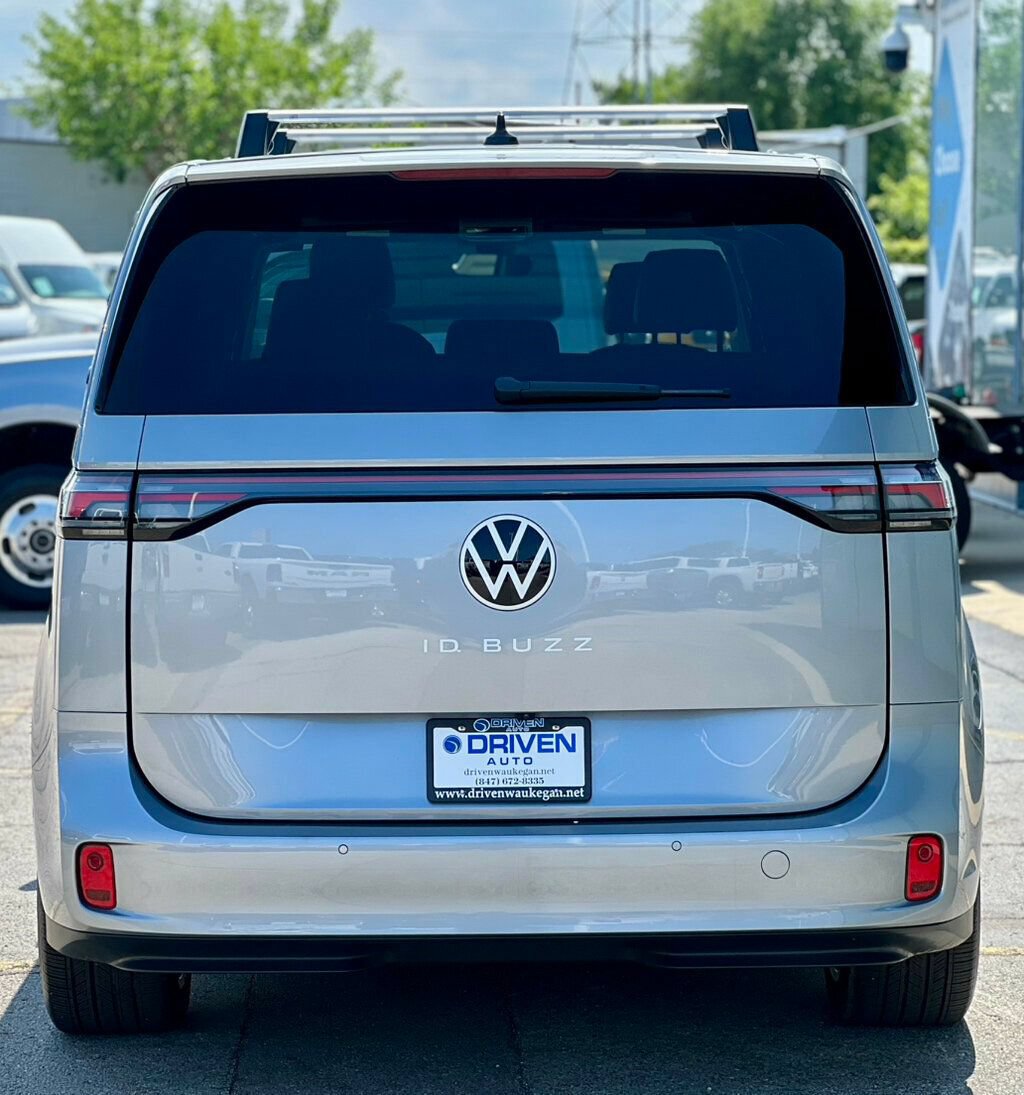 Used 2025 Volkswagen ID. Buzz Pro S RWD image 4