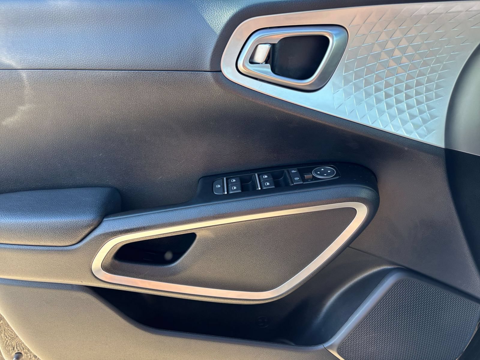 Used 2025 Kia Soul LX w/ LX Technology Package FWD image 18