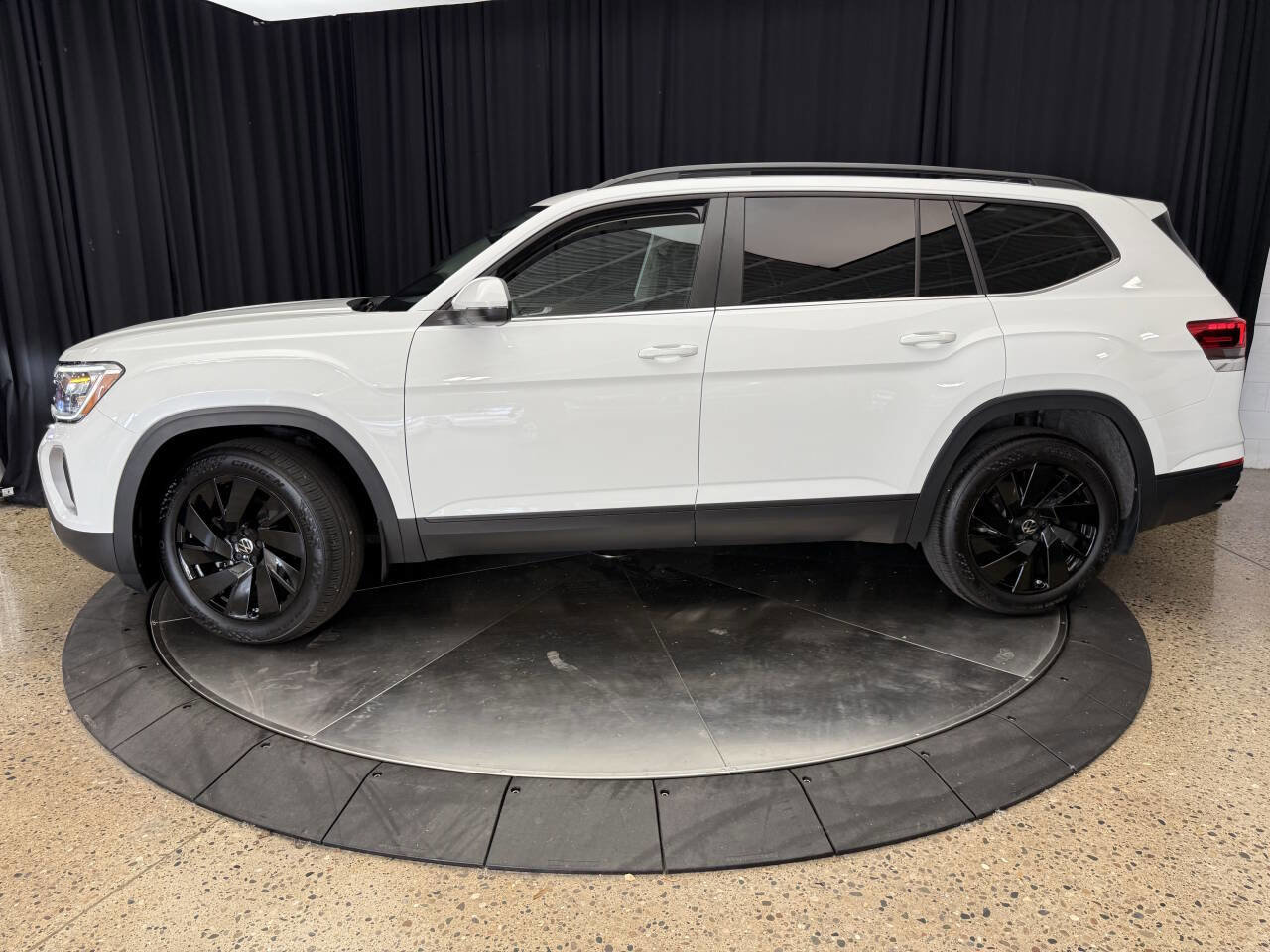 Used 2024 Volkswagen Atlas SE w/ Panoramic Sunroof Package image 4