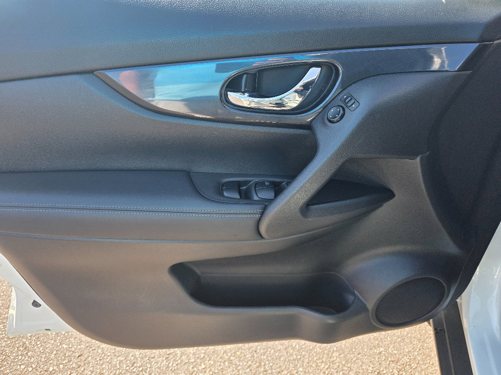 Used 2020 Nissan Rogue SV image 10