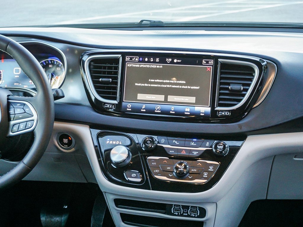 Used 2024 Chrysler Pacifica Touring-L image 16