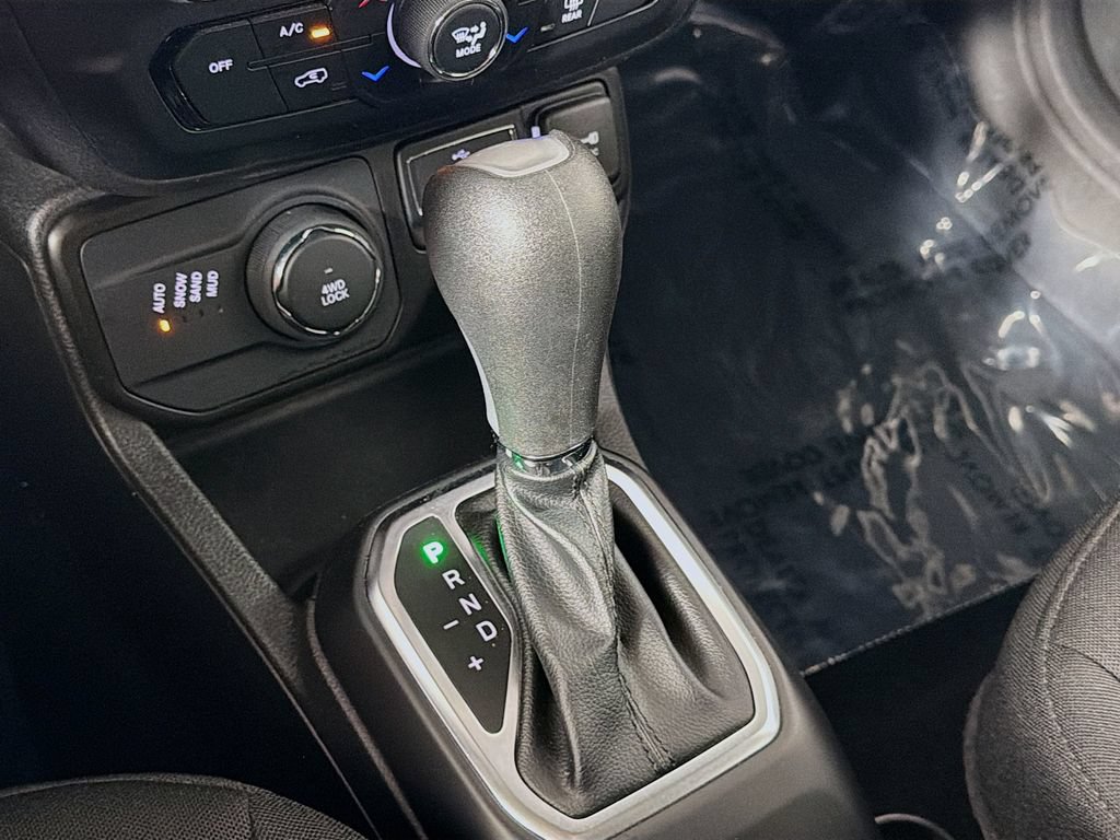 Used 2023 Jeep Renegade Latitude AWD/4WD image 17