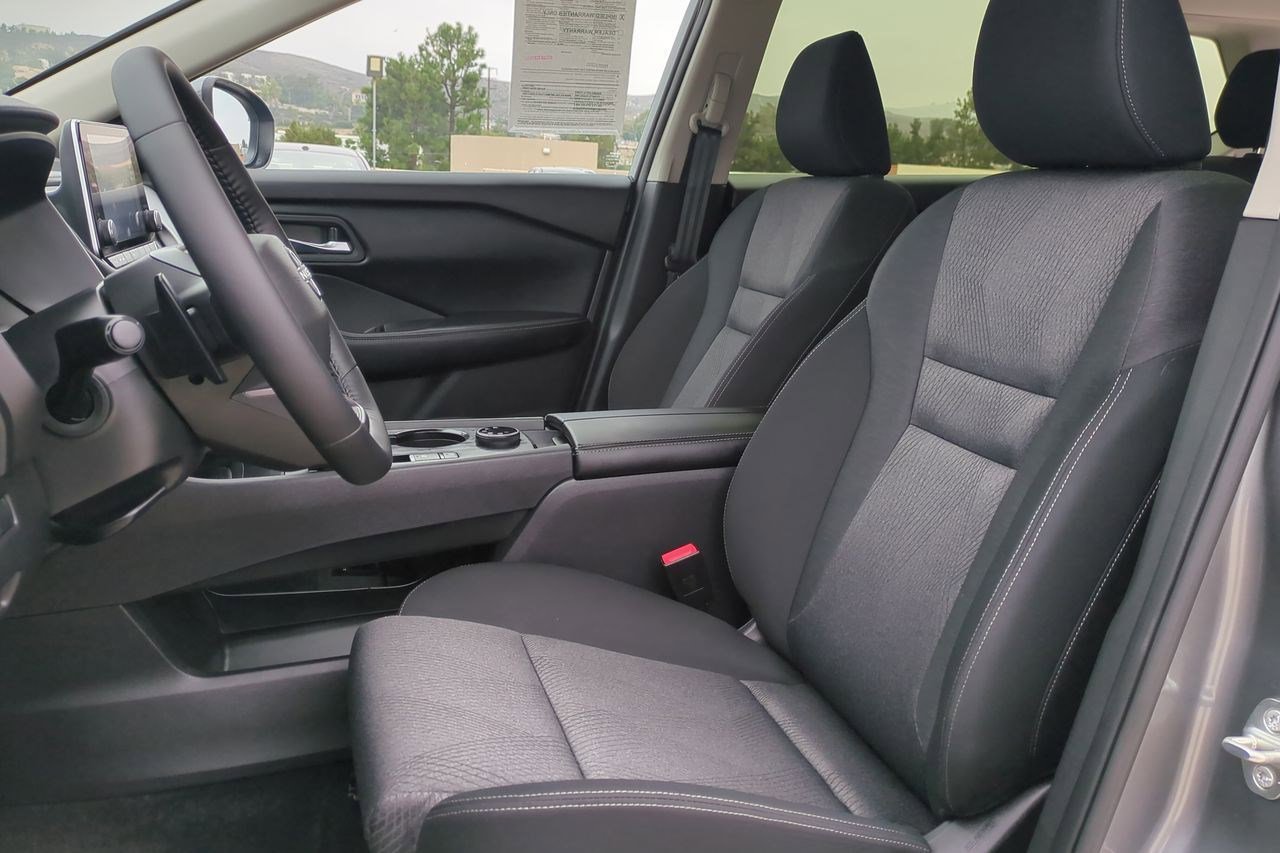 Certified 2025 Nissan Rogue SV image 19