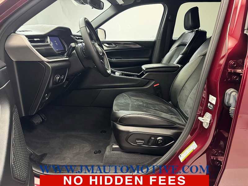 Used 2023 Jeep Grand Cherokee Altitude AWD/4WD image 13