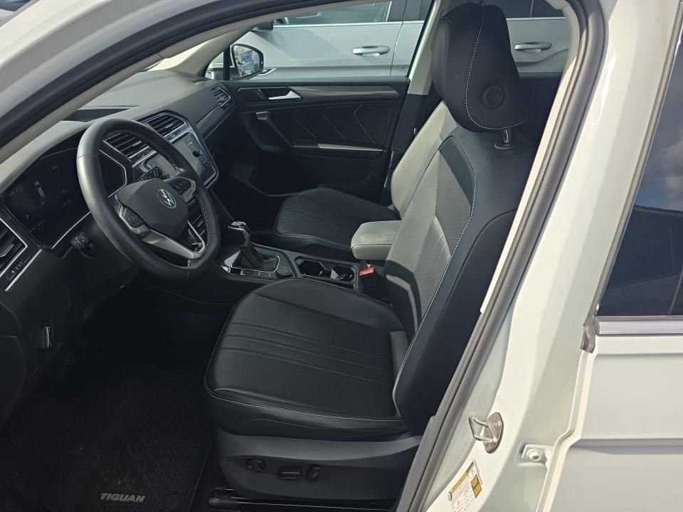 Used 2024 Volkswagen Tiguan SE w/ Panoramic Sunroof Package image 3