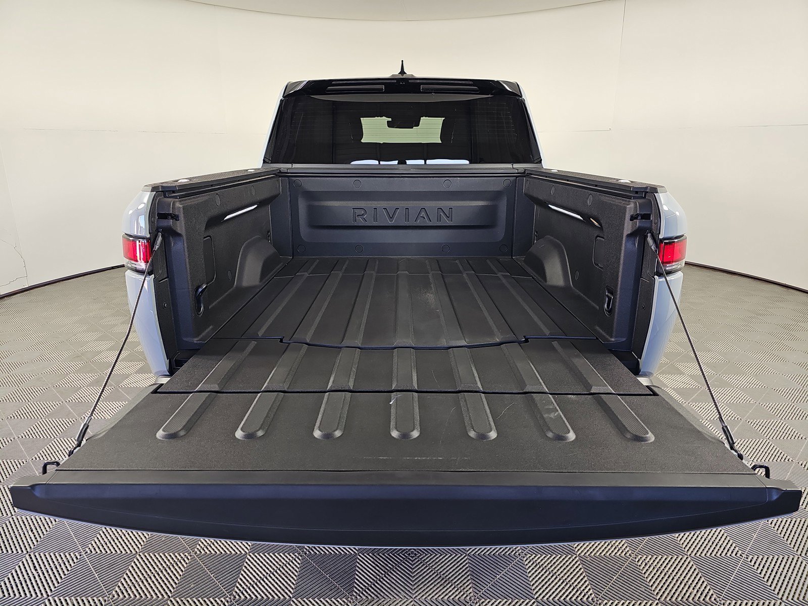 Used 2025 Rivian R1T Adventure image 15