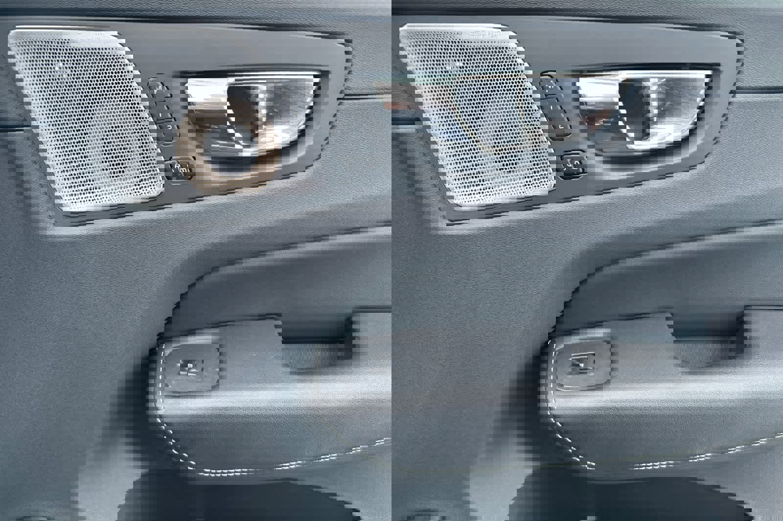 Used 2019 Volvo XC60 T5 R-Design image 20