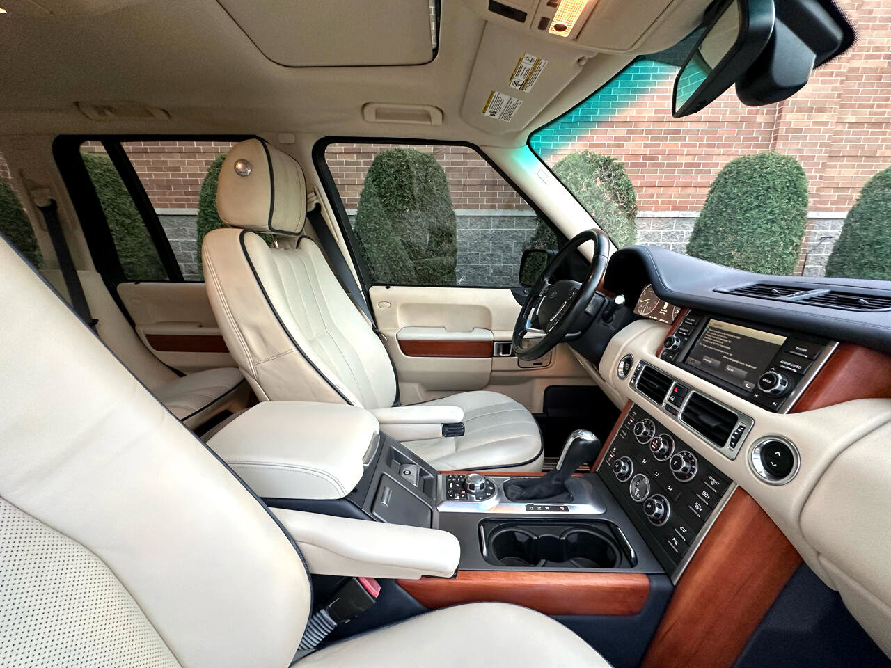 Used 2010 Land Rover Range Rover HSE LUX image 39
