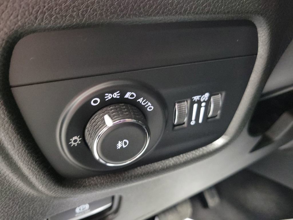 Used 2022 Jeep Grand Cherokee Limited image 39